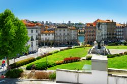 Piazza Infante Dom Henrique con il quartiere ...