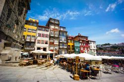 Piazza Ribeira a Oporto, terza città del Portogallo per numero di abitanti e secondo porto del paese. Su questa caratteristica piazza del quartiere dichiarato Patrimonio dell'Umanità ...