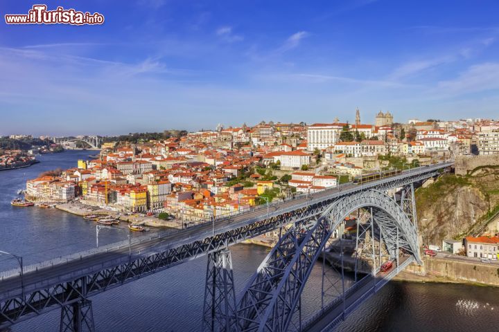 Immagine Veduta panoramica del ponte Dom Luis I° (Don Luigi I°) e del quartiere Ribeira. Realizzato su progetto di Gustave Eiffel, celebre progettista della torre parigina e della statua della Libertà di New York, questo ponte in ferro a due piani attraversa il fiume Douro che sfocia nell'Ocenao Atlantico - © StockPhotosArt / Shutterstock.com