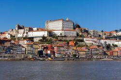 Il borgo antico di Oporto si riflette sul fiume Douro. Dal nome della città deriva anche quello dello stesso Portogallo oltre che del famoso "vinho do Porto" prodotto con uve ...