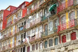 Antiche case di ringhiera si affacciano sul fiume Douro creando una tavolozza di colori dove "intingere" la fantasia e le emozioni di un viaggio suggestivo alla scoperta di Oporto ...