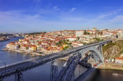 Veduta panoramica del ponte Dom Luis I° (Don Luigi I°) e del quartiere Ribeira. Realizzato su progetto di Gustave Eiffel, celebre progettista della torre parigina e della statua della ...