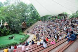 Il Pools Amphitheatre dello Jurong Bird Park ospita ogni giorno, alle ore 11 e alle 15, uno dei più suggestivi spettacoli offerti ai visitatori della riserva con protagonisti gli amici ...