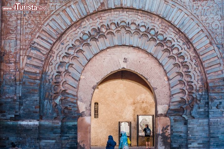 Immagine Ingresso alla Medina di Marrakech: l'antica porta di Bab Agnaou si trova a sud della piazza Djeema el-Fna - © Shanti Hesse / Shutterstock.com