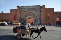 Un carretto davanti porta di Bab Agnaou ci riporta alle atmosfere medievali di Marrakech - © Philip Lange / Shutterstock.com 