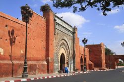 Le mura di Marrakech e la porta medievale di Bab Agnou, uno degli ingressi ovest alla Medina ed alla Kasbah della città imperiale - © Rudolf Tepfenhart/ Shutterstock.com