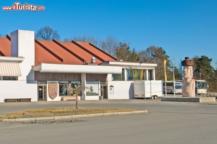 Immagine Ingresso del Kon Tiki Museet, il museo di Oslo dedicato al viaggio della zattera che nel 1947 attraversò l'Oceano Pacifico per dimostrare le possibilità di collegamento tra le popolazioni amerinde e polinesiane  - © Telia / Shutterstock.com