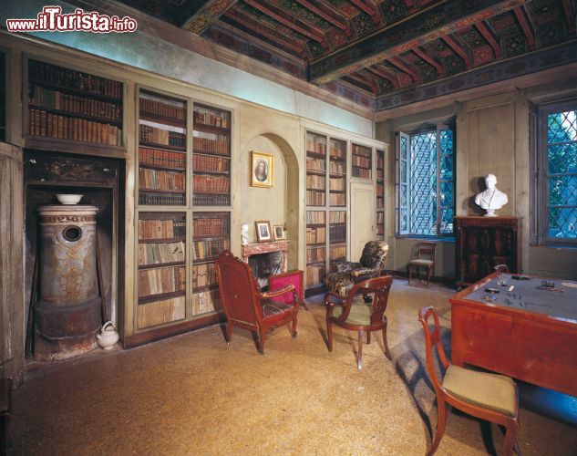 Immagine La grande sala di lettura all'interno della casa-museo del Manzoni a Milano