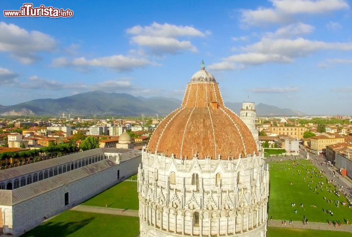 Immagine La cupola del Battistero e Piazza dei Miracoli con in fondo il campanile di Pisa - © pisaphotography / Shutterstock.com