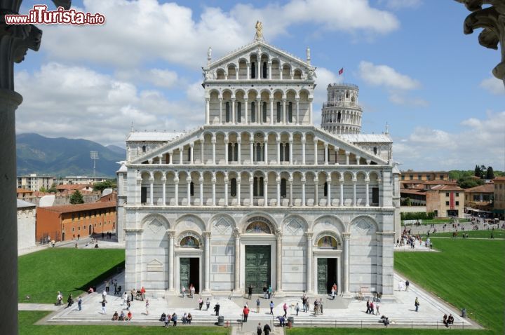 Immagine L'elegante facciata romanica del Duomo di Pisa: l'edifico troneggia in centro a Piazza dei Miracoli - © MauMar70 / Shutterstock.com