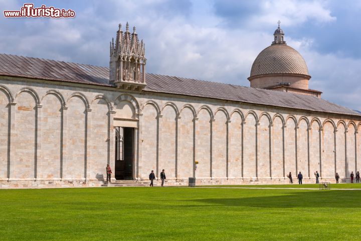 Immagine Il Camposanto chiude a nord la Piazza dei Miracoli a Pisa - © Patryk Kosmider / Shutterstock.com