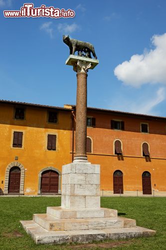 Immagine La Lupa romana, un'aggiunta in epoca fascista, chide ad est il complesso monumentale di Piazza dei Miracoli a Pisa, aggiunta durante il periodo fascista - © Aksenya / Shutterstock.com