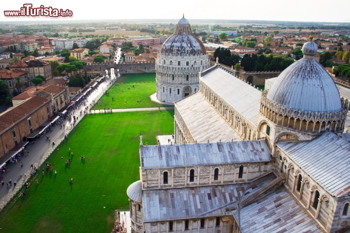 Immagine Il panorama di piazza dei Miracoli come si può osservare dal Campanile di Pisa - © Sailorr / Shutterstock.com