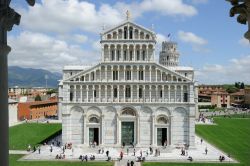 L'elegante facciata romanica del Duomo di ...