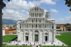 L'elegante facciata romanica del Duomo di ...