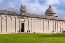 Il Camposanto chiude a nord la Piazza dei Miracoli a Pisa - © Patryk Kosmider / Shutterstock.com