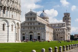 Piazza del Duomo a Pisa: ovvero l'iconica Piazza dei Miracoli di Pisa uno dei luoghi che tutto il mondo ci invidia - © Oscity / Shutterstock.com 