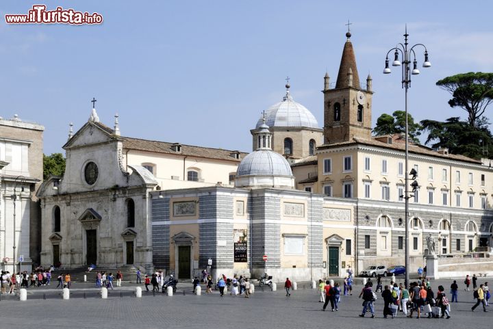 Immagine Chiesa di Santa Maria del Popolo, che s'affaccia sulla omonima piazza di Roma - © Peter Probst / Shutterstock.com