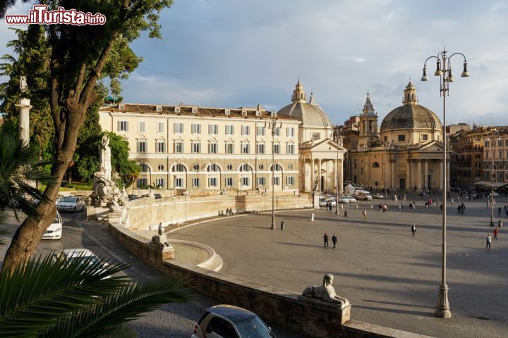 Immagine Le due Chiese gemelle a coronamento del lato sud  dell'ellittica Piazza del Popolo a Roma - © Dejan Milinkovic  / Shutterstock.com