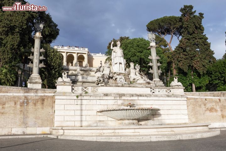 Immagine Fontana sul lato orientale di Piazza del Popolo giardini Villa Borghese - © Dejan Milinkovic  / Shutterstock.com