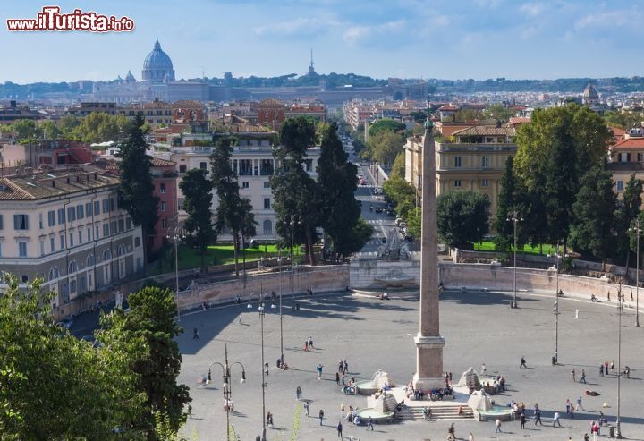 Immagine Il panorama di Roma nord, da Villa Borghese con piazza del Popolo e l'inconfondibile "cupolone" il profilo della Cupola di michelangelo a San Pietro - © Catarina Belova / Shutterstock.com