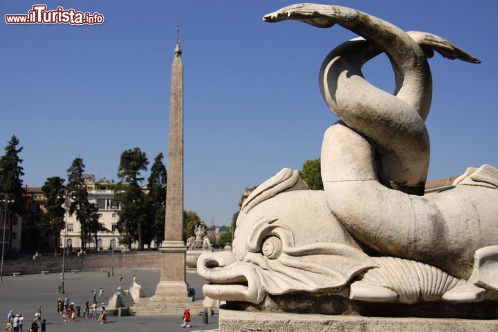 Immagine Particolare di una statua della fontana di Piazza del Popolo a Roma - © MARTAFR / Shutterstock.com
