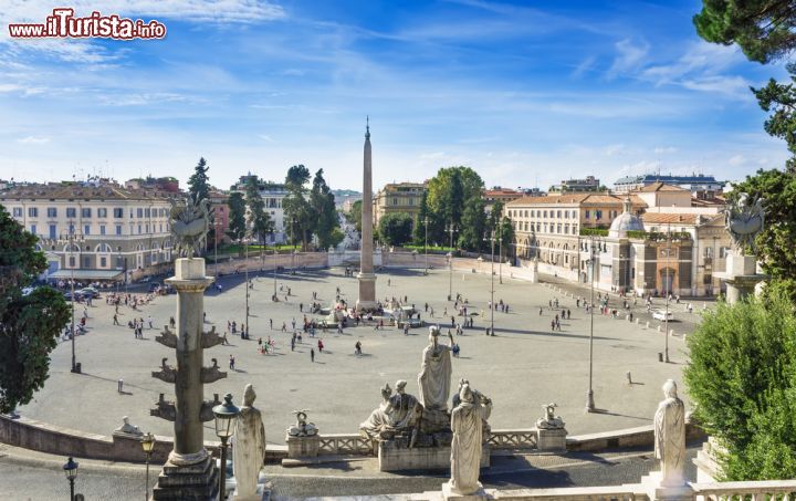 Immagine Fotografata dai vicini giardini di Villa Borghese, ecco Piazza del Popolo a Roma, uno dei luoghi simboli della città eterna -  © Catarina Belova  / Shutterstock.com