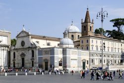Chiesa di Santa Maria del Popolo, che s'affaccia sulla omonima piazza di Roma - © Peter Probst / Shutterstock.com 