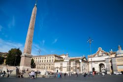 Il grande Obelisco Flaminio nel centro di Piazza del Popolo Roma - © David Soanes  / Shutterstock.com