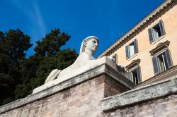 Statua in stile egittizante a Piazza del popolo a Roma - © David Soanes / Shutterstock.com