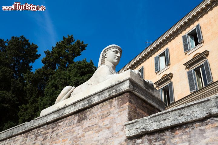 Immagine Statua in stile egittizante a Piazza del popolo a Roma - © David Soanes / Shutterstock.com