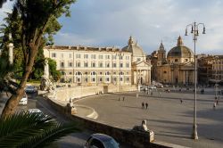 Le due Chiese gemelle a coronamento del lato sud  dell'ellittica Piazza del Popolo a Roma - © Dejan Milinkovic  / Shutterstock.com