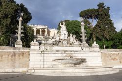 Fontana sul lato orientale di Piazza del Popolo giardini Villa Borghese - © Dejan Milinkovic  / Shutterstock.com