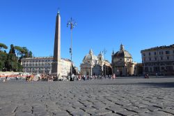 Il selciato di Piazza del Popolo, con Obelisco, chiese gemelle e Villa Borghese a sinistra - © marcovarro / Shutterstock.com 