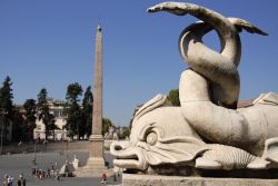 Particolare di una statua della fontana di Piazza del Popolo a Roma - © MARTAFR / Shutterstock.com