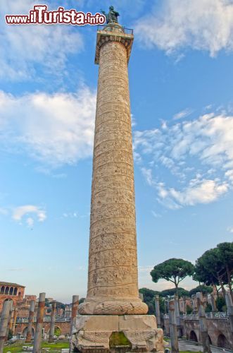 Immagine Alta 40 metri compreso il basamento, la Colonna Traiana è uno dei monumenti più importanti di Roma. In origine sul capitello sommitale si trovava la statua dell'Imperatore Traiano, sostituita in epoca barocca da quella dell'Apostolo Pietro - © Cosmin Sava / Shutterstock.com