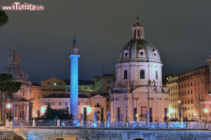 Immagine Una fotografia notturna della Colonna Traiana a Roma - © Angelo Ferraris / Shutterstock.com