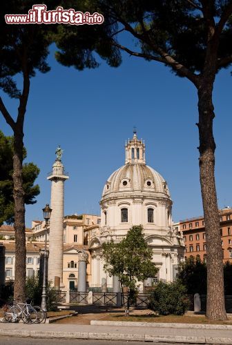 Immagine Una prospettiva originale della Colonna Traiana, fotografata tra i pini di via dei Fori Imperiali. A destra la Chiesa Cattolica SS. Nome di Maria - © sokolovsky / Shutterstock.com