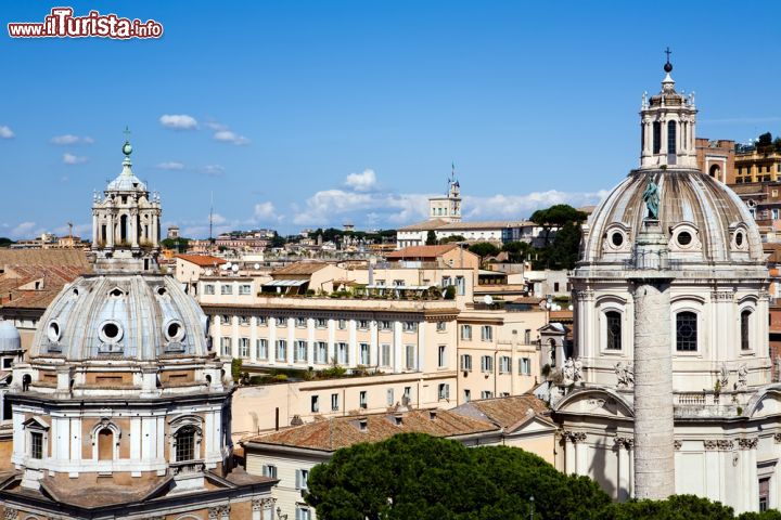 Immagine Paesaggio di Roma: in primo piano la Colonna Traiana, alla sua sinistra la chiesa di Santa Maria di Loreto e dietro la cupola della Chiesa Cattolica SS. Nome di Maria - © sokolovsky / Shutterstock.com