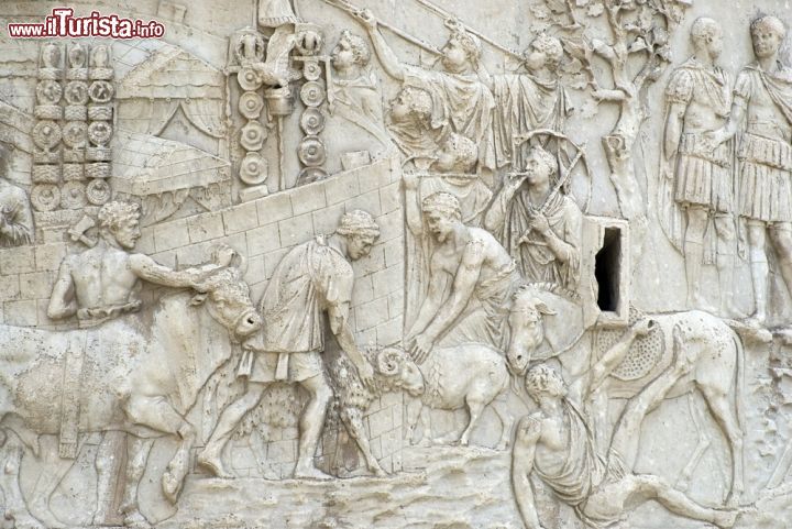 Immagine Un particolare del famoso bassorilievo della Colonna di Traiano a Roma - © Conde / Shutterstock.com