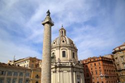 Piazza del Foro Traiano: la Colonna Traiana e la chiesa Chiesa Cattolica SS. Nome di Maria  a Roma - © Vladimir Mucibabic / Shutterstock.com