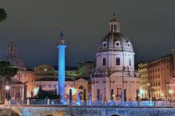 Una fotografia notturna della Colonna Traiana a Roma - © Angelo Ferraris / Shutterstock.com