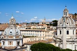 Paesaggio di Roma: in primo piano la Colonna Traiana, alla sua sinistra la chiesa di Santa Maria di Loreto e dietro la cupola della Chiesa Cattolica SS. Nome di Maria - © sokolovsky ...