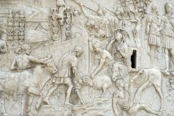 Un particolare del famoso bassorilievo della Colonna di Traiano a Roma - © Conde / Shutterstock.com