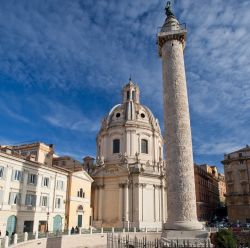 La piazza di foro di Traiano, la colonna dell Imperatore e la cupola della Chiesa Cattolica del Santissimo Nome di Maria - © vvoe / Shutterstock.com