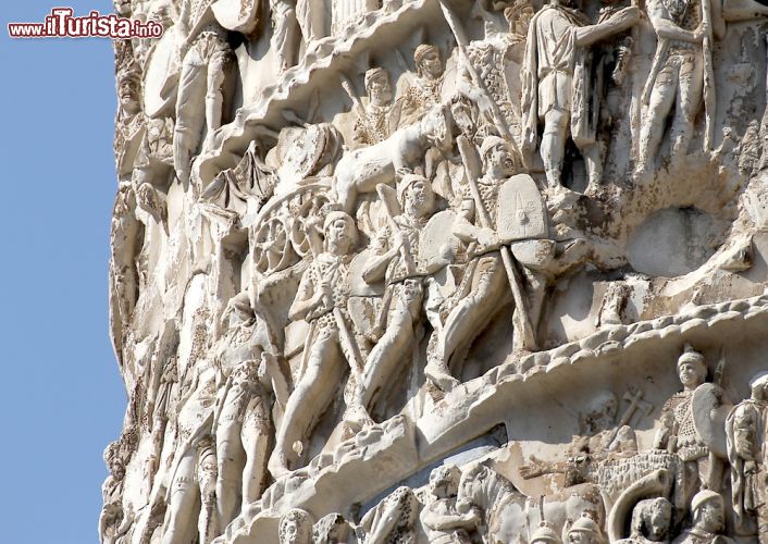 Immagine Scene della conquista romana della Dacia. Lo sviluppo a spirale della Colonna Traiana a Roma, se svolto in piano creerebbe un bassorilievo continuo lungo ben 200 metri lineari - © ChiccoDodiFC / Shutterstock.com