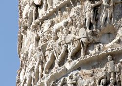 Scene della conquista romana della Dacia. Lo sviluppo a spirale della Colonna Traiana a Roma, se svolto in piano creerebbe un bassorilievo continuo lungo ben 200 metri lineari - © ChiccoDodiFC ...