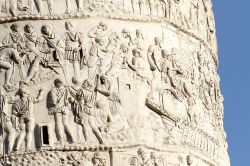Come un antico fumetto, lungo ben 200 m, la Colonna Traiana ci racconta e celebra la storia della conquista della Romania (Dacia) da parte dell'Imperatore  che fece raggiungere a Roma ...