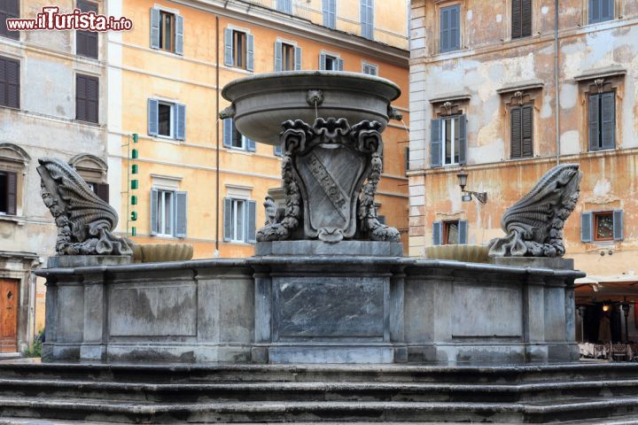 Immagine Fontana davanti a Santa Maria in Trastevere Roma - © marcovarro / Shutterstock.com