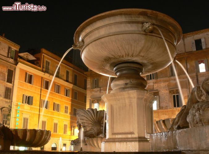 Immagine La fontana in piazza santa Maria a Trastevere Roma- © Ackab Photography / Shutterstock.com